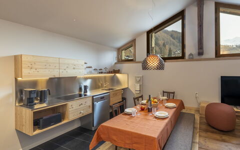 Planta Apartment: Legna, Interior Design, Soffitto, Cucina, Mobilia, Casa, Controsoffitto, Camera, Cabinetry, Lampada