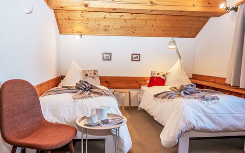 Chesa la Drosa Ab: Mobilia, Interior Design, Legna, Soffitto, Pavimentazione, Pavimento, Camera Da Letto, Letto, Camera, Illuminazione