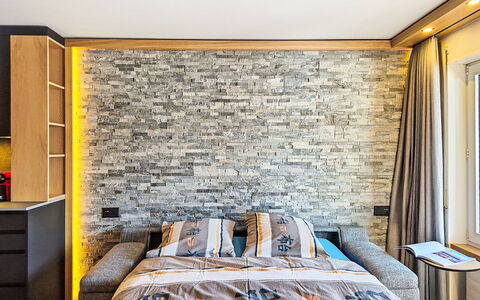 Zermatt 310: Parete, Interior Design, Mobilia, Pavimentazione, Legna, Camera Da Letto, Pavimento, Soffitto, Letto, Muro ​​Di Pietra