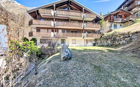 Sonnhalde a: Estate, Landscaping, Villa, Hedge, Balcone