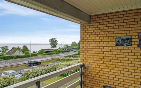 Ømund - 100M from the Sea: Mobilia, Interior Design, Pavimentazione, Pavimento, Soffitto, Camera, Sedia, Tavolo, Appartamento, Cucina & Sala Da Pranzo Tavolo