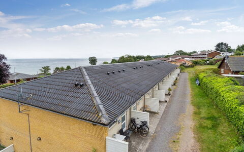 Ømund - 100M from the Sea: Mobilia, Interior Design, Pavimentazione, Pavimento, Soffitto, Camera, Sedia, Tavolo, Appartamento, Cucina & Sala Da Pranzo Tavolo