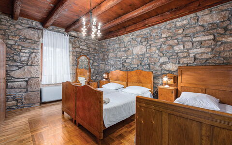Blašković: Parete, Mobilia, Interior Design, Camera Da Letto, Soffitto, Pavimentazione, Pavimento, Letto, Muro ​​Di Pietra, Telaio Del Letto