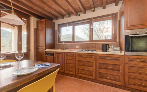 La Valle: Interior Design, Pavimentazione, Cucina, Legna, Controsoffitto, Cabinetry, Mobilia, Soffitto, Pavimento, Casa