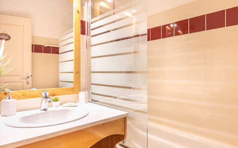 V. du Bachat Joubarbes: Interior Design, Pavimentazione, Bagno, Idraulico Fixture, Pavimento, Arancia, Idraulico, Rubinetto, Lavello, Camera