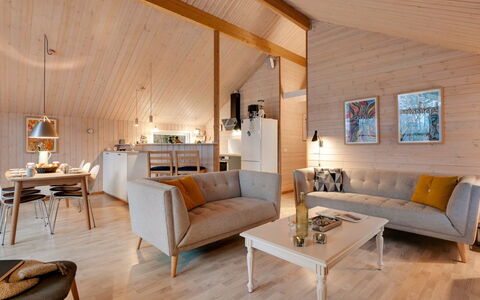 Iorund - 10Km from the Sea: Mobilia, Interior Design, Legna, Pavimentazione, Soffitto, Lampada, Pavimento, Soggiorno, Illuminazione, Casa