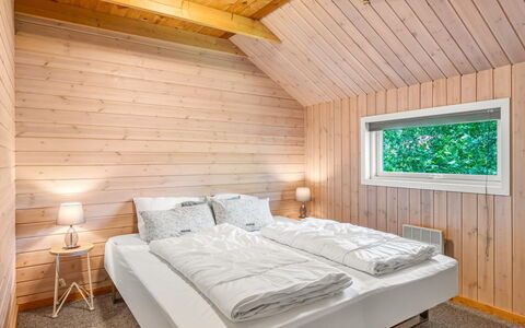 Iorund - 10Km from the Sea: Legna, Latifoglie, Camera Da Letto, Soffitto, Color Legno, Plank, Pavimento In Legno, Log Cabin, Bedding, Letto