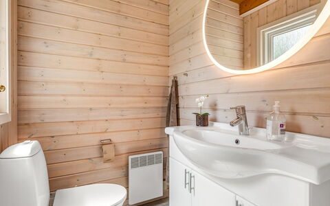 Iorund - 10Km from the Sea: Pavimentazione, Idraulico Fixture, Legna, Pavimento, Lavandino Del Bagno, Lavello, Interior Design, Bagno, Rubinetto, Idraulico