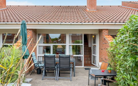 Melle - 500M from the Sea: Tetto, Casa, Casa, Villetta, Porta, Raccordo, Deck, Portico, Plank, Latifoglie