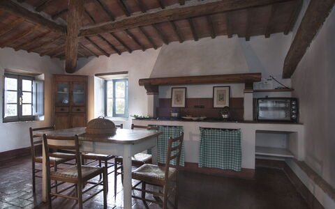 Podere Sangiovese, Pool and View in Chianti: Mobilia, Interior Design, Pavimentazione, Legna, Soffitto, Cucina, Pavimento, Cucina & Sala Da Pranzo Tavolo, Tavolo, Sedia