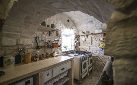 Trulli Experience, Pool, Monopoli: Parete, Interior Design, Mobilia, Soffitto, Cucina, Muro ​​Di Pietra, Sedia, Materiali Naturali, Piastrella, Mensola