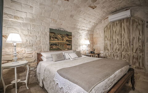 Trulli Experience, Pool, Monopoli: Mobilia, Parete, Camera Da Letto, Interior Design, Letto, Pavimentazione, Illuminazione, Pavimento, Bedding, Lenzuolo