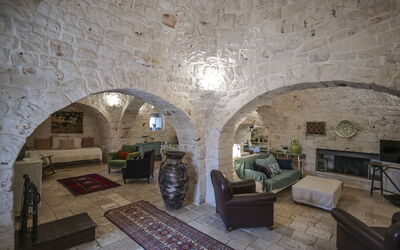 Trullo Suite: Parete, Mobilia, Pavimentazione, Soffitto, Interior Design, Pavimento, Illuminazione, Divano, Camera, Soggiorno