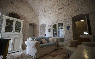 Casedda: Mobilia, Parete, Interior Design, Pavimentazione, Divano, Sedia, Soffitto, Soggiorno, Tavolo, Camera
