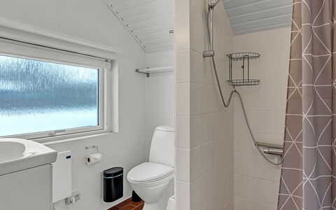 Hielm - 490M from the Sea: Idraulico Fixture, Bagno, Pavimentazione, Pavimento, Soffitto, Interior Design, Gabinetto, Idraulico, Lavello, Rubinetto