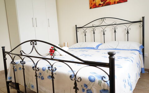 Villa Antony: Letto, Mobilia, Camera Da Letto, Bedding, Lenzuolo, Interior Design, Biancheria, Telaio Del Letto, Pavimento, Pavimentazione