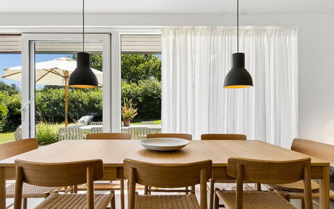 Karlotta - 500M from the Sea: Mobilia, Interior Design, Legna, Cucina & Sala Da Pranzo Tavolo, Sala Da Pranzo, Pavimentazione, Tavolo, Lampada, Sedia, Pavimento