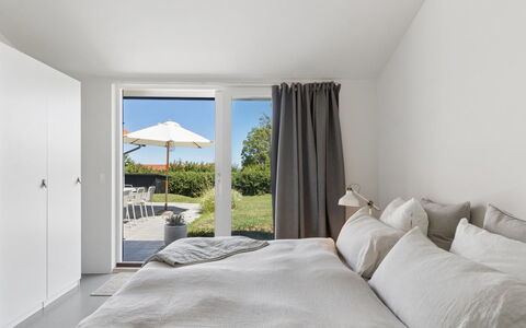 Karlotta - 500M from the Sea: Soffitto, Camera Da Letto, Pavimentazione, Pavimento, Interior Design, Casa, Letto, Mobilia, Biancheria