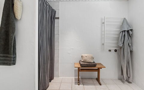 Karlotta - 500M from the Sea: Pavimentazione, Interior Design, Pavimento, Soffitto, Asciugamano, Camera, Piastrella, Idraulico Fixture, Bagno