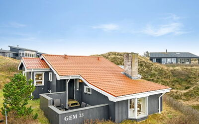 Hanne - 750M from the Sea