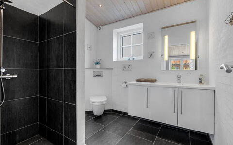 Merit - 3.2Km from the Sea: Pavimentazione, Idraulico Fixture, Parete, Pavimento, Interior Design, Bagno, Soffitto, Lavello, Rubinetto, Idraulico