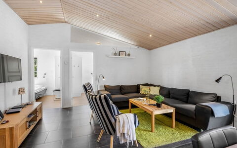 Merit - 3.2Km from the Sea: Mobilia, Legna, Interior Design, Pavimentazione, Pavimento, Sedia, Camera, Soffitto, Soggiorno, Appartamento