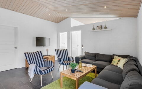 Merit - 3.2Km from the Sea: Mobilia, Legna, Interior Design, Pavimentazione, Pavimento, Sedia, Camera, Soffitto, Soggiorno, Appartamento