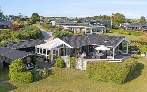 Viggo - 200M from the Sea: Legna, Casa, Portico, Deck, Latifoglie, Tetto, Color Legno, Pavimento In Legno, Eco Hotel