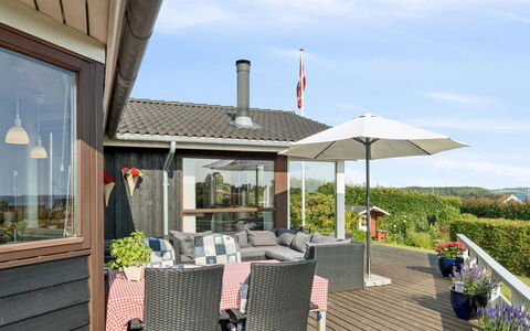 Viggo - 200M from the Sea: Legna, Casa, Portico, Deck, Latifoglie, Tetto, Color Legno, Pavimento In Legno, Eco Hotel