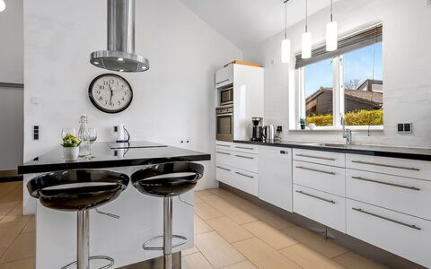 Synne - 350M from the Sea: Mobilia, Pavimentazione, Interior Design, Cucina, Controsoffitto, Cabinetry, Legna, Pavimento, Casa, Soffitto