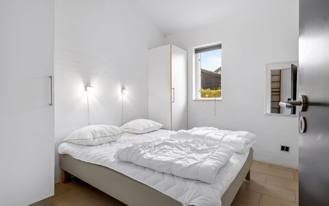 Synne - 350M from the Sea: Parete, Letto, Camera Da Letto, Soffitto, Interior Design, Pavimento, Bedding, Lenzuolo, Pavimentazione, Telaio Del Letto