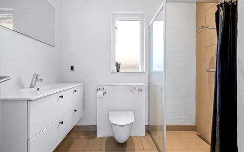 Synne - 350M from the Sea: Bagno, Idraulico Fixture, Pavimentazione, Pavimento, Interior Design, Parete, Lavandino Del Bagno, Lavello, Mobiletto Del Bagno, Gabinetto