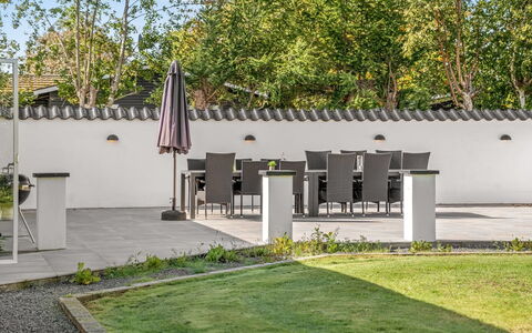 Synne - 350M from the Sea: Arbusto, Giardino, Mobili Da Esterno, Mobilia, Casa, Shade, Landscaping, Vaso Di Fiori, Cortile