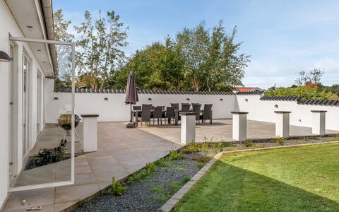 Synne - 350M from the Sea: Casa, Giardino, Lotto, Estate, Shade, Landscaping, Cortile, Calcestruzzo, Cortile, Passerella