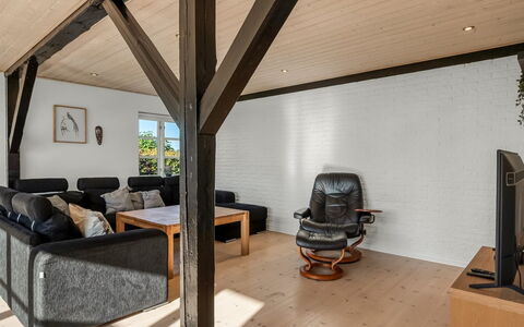 Pauna - 2.5Km from the Sea: Mobilia, Legna, Interior Design, Pavimentazione, Pavimento, Sedia, Camera, Soffitto, Soggiorno, Appartamento