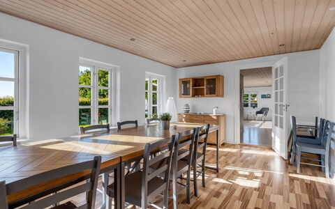 Pauna - 2.5Km from the Sea: Mobilia, Legna, Interior Design, Pavimentazione, Pavimento, Sedia, Camera, Soffitto, Soggiorno, Appartamento