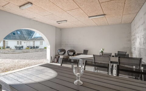 Pauna - 2.5Km from the Sea: Mobilia, Legna, Interior Design, Pavimentazione, Pavimento, Sedia, Camera, Soffitto, Soggiorno, Appartamento