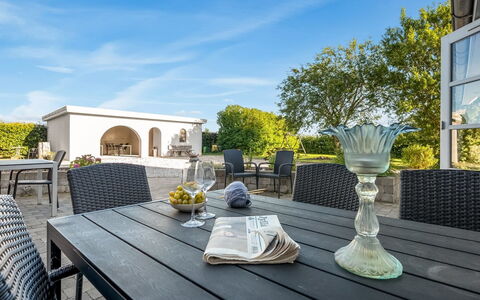 Pauna - 2.5Km from the Sea: Mobilia, Legna, Interior Design, Pavimentazione, Pavimento, Sedia, Camera, Soffitto, Soggiorno, Appartamento