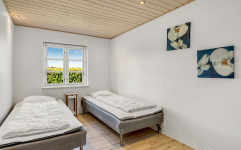 Pauna - 2.5Km from the Sea: Camera Da Letto, Legna, Letto, Pavimento, Bedding, Interior Design, Telaio Del Letto, Pavimentazione, Lenzuolo, Soffitto