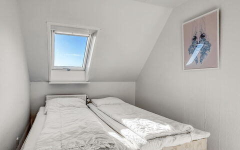 Pauna - 2.5Km from the Sea: Legna, Camera Da Letto, Pavimento, Lenzuolo, Bedding, Pavimentazione, Letto, Biancheria, Telaio Del Letto, Illuminazione Diurna