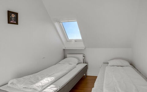 Pauna - 2.5Km from the Sea: Camera Da Letto, Letto, Pavimento, Bedding, Pavimentazione, Telaio Del Letto, Lenzuolo, Interior Design, Soffitto