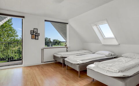 Pauna - 2.5Km from the Sea: Legna, Pavimento, Pavimentazione, Interior Design, Camera Da Letto, Soffitto, Appartamento, Letto