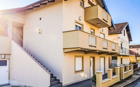 Sara: Zona Residenziale, Facciata, Casa, Casa, Appartamento, Balcone, Sobborgo, Hotel