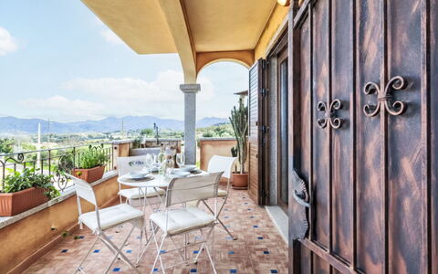 Lo Smeraldo: Mobilia, Interior Design, Pavimentazione, Pavimento, Sedia, Soffitto, Balcone, Appartamento, Cucina & Sala Da Pranzo Tavolo, Pianta Della Casa
