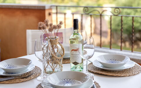 Lo Smeraldo: Architettura, Shade, Struttura Esterna, Sedia, Giardino, Pergola, Vaso Di Fiori, Tenda, Landscaping, Mobili Da Esterno