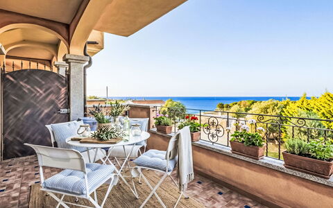 Lo Smeraldo: Mare, Mobilia, Balcone, Sedia, Oceano, Mobili Da Esterno, Costa, Vaso Di Fiori, Tavolo Esterno, Cucina & Sala Da Pranzo Tavolo