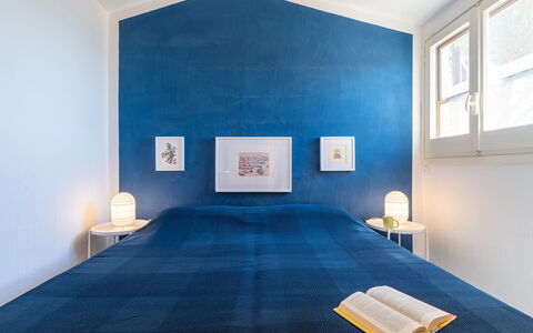 Pellicano: Blu, Parete, Interior Design, Camera Da Letto, Pavimentazione, Pavimento, Soffitto, Tessile, Letto, Camera