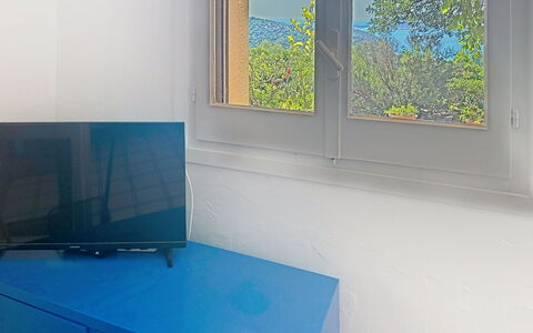 Pellicano: Dispositivo Elettronico, Interior Design, Set Televisivo, Pavimento, Televisione, Camera, Soggiorno
