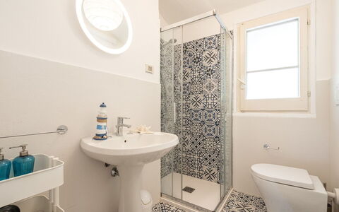 Pellicano: Bagno, Toilet Seat, Pavimentazione, Pavimento, Idraulico Fixture, Gabinetto, Interior Design, Piastrella, Lavandino Del Bagno, Idraulico