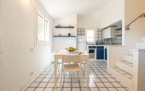 Pellicano: Pavimentazione, Pavimento, Interior Design, Piastrella, Soffitto, Cucina, Sedia, Controsoffitto, Design